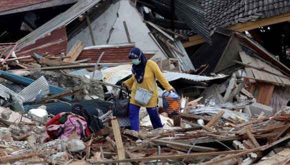 Una mujer inspecciona los escombros de una vivienda dañada en el terremoto y posterior tsunami en Palu. (Foto: EFE)