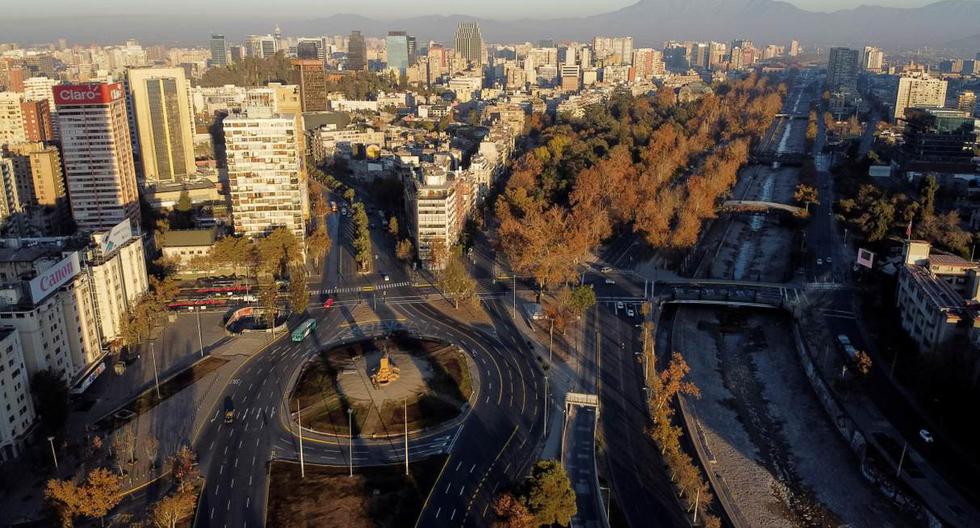 Fotografía aérea tomada con un dron de la Plaza Italia durante un día de cuarentena obligatoria para toda la Región Metropolitana en Santiago (Chile).  (EFE/Alberto Valdes/Referencial).