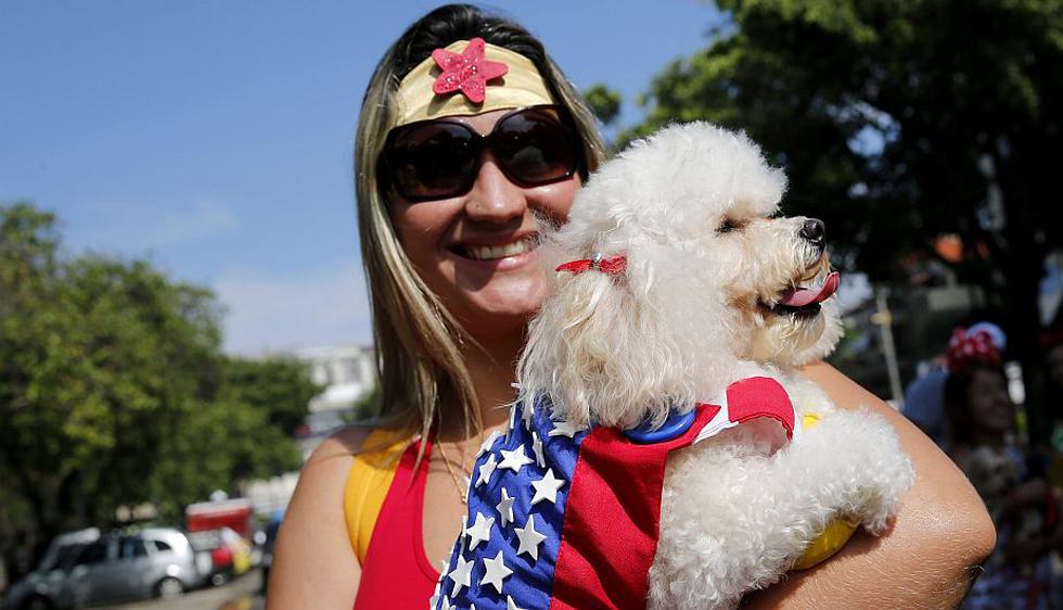 Perros y sus amos se divierten en el ‘Blocao’ de Río de Janeiro. (Reuters)
