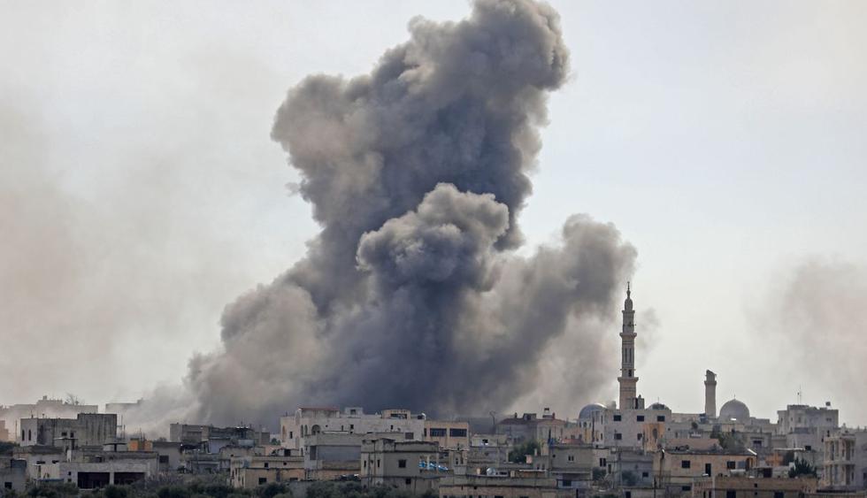 El humo tras un ataque en la ciudad de Al-Sayrab, al sureste de Idlib. Defensa Civil de Siria señaló que ayer murieron 16 civiles y se produjeron 23 heridos. (AFP).