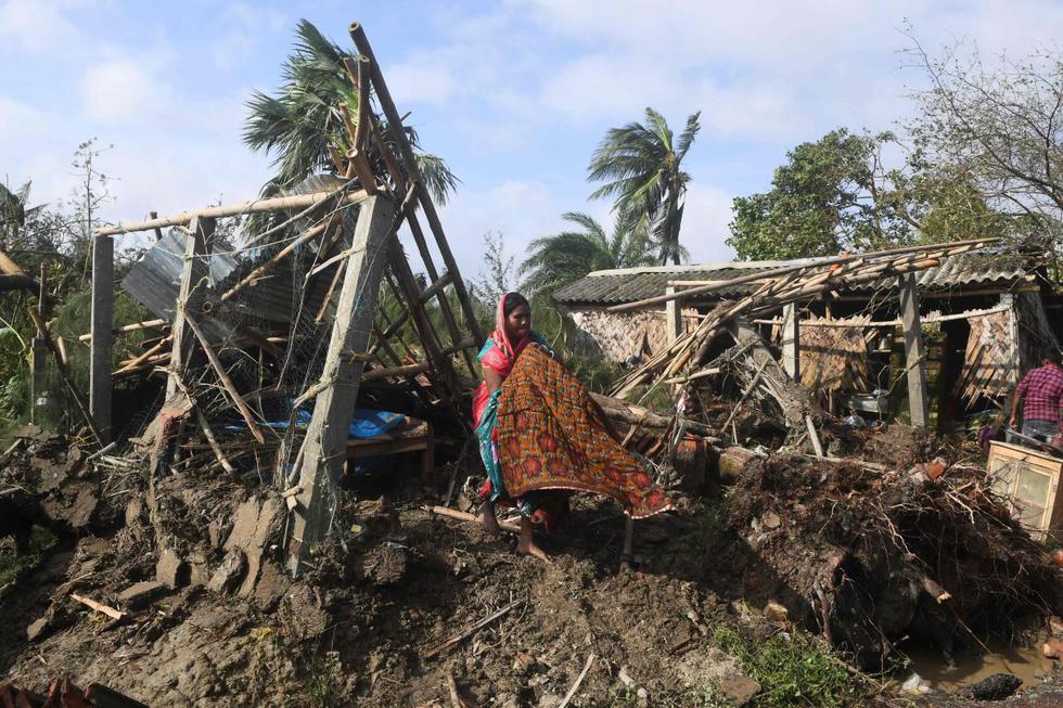 Al menos tres personas resultaron muertas en Bangladesh y una en el oeste de la India este domingo tras el paso del ciclón tropical Bulbul, que también obligó a la evacuación de cientos de miles de personas a ambos lados de la frontera. (Foto: AFP)