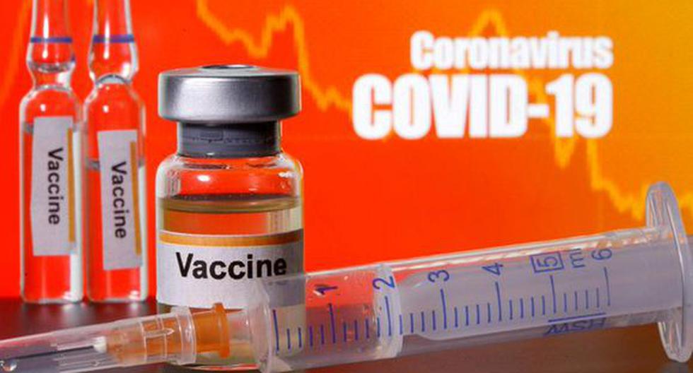 Pequeños frascos etiquetados con pegatinas de "Vacuna" cerca de una jeringuilla médica frente a las palabras "Coronavirus COVID-19" en una fotoilustración tomada el 10 de abril de 2020. (REUTERS/Dado Ruvic/Foto de archivo).