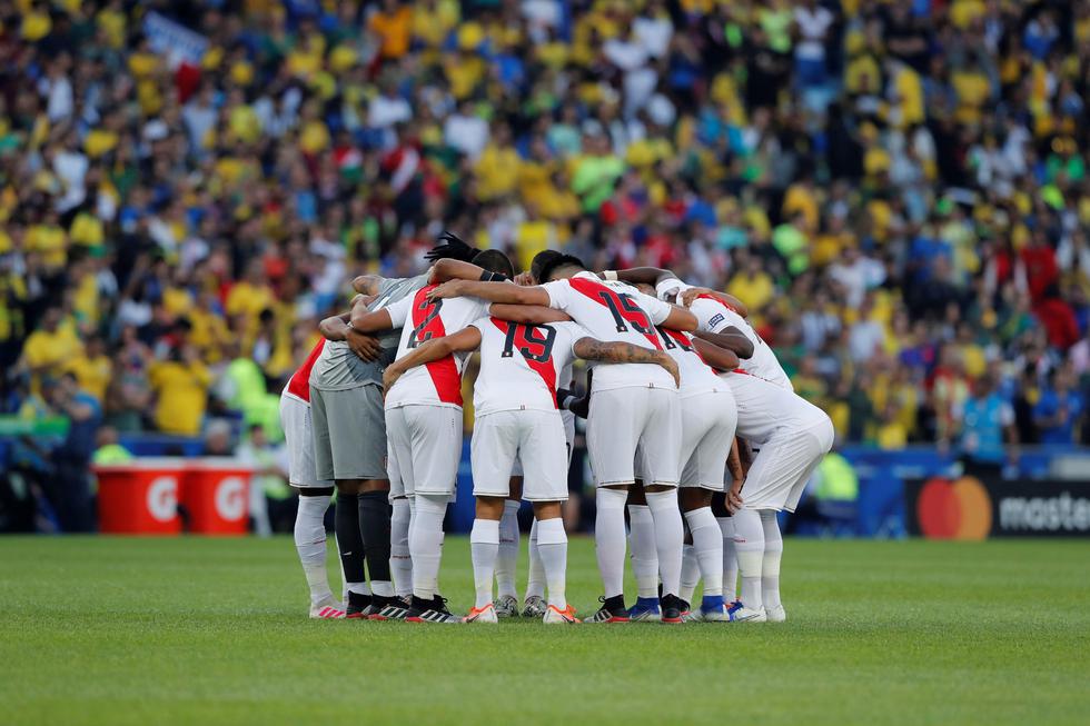 Selección peruana se abraza en un solo círculo en la cancha previo a la final. (GEC)