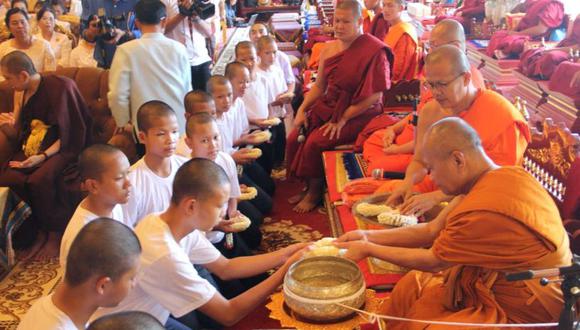 La ceremonia se dio en el templo Phra That Doi Wao en la provincia de Chiang Rai, donde se encuentra la cueva Tham Luang en la que quedaron atrapados. | Foto: EFE