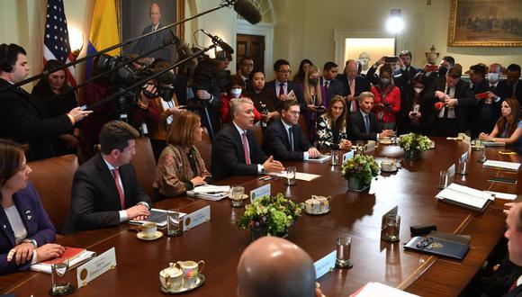 El presidente de Colombia, Iván Duque (cuarto a la izquierda), habla durante una reunión con el presidente de los Estados Unidos, Joe Biden (fuera de cuadro), el 10 de marzo de 2022, en la Sala del Gabinete de la Casa Blanca en Washington, DC. (Foto de Nicolás Kamm / AFP)