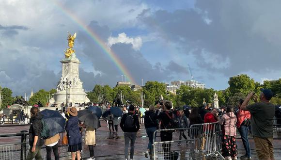 Diferentes periodistas subieron videos e imágenes del arcoíris sobre el palacio de Buckingham en Londres. Todo mientras las banderas ondearan a media asta tras el anuncio. (Foto: Twitter @briarstewart @andylines)