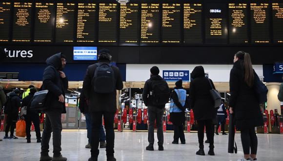 Viajeros esperan los trenes en la estación de Waterloo en Londres, Gran Bretaña, el 13 de diciembre de 2022. (Foto: EFE/EPA/ANDY RAIN)