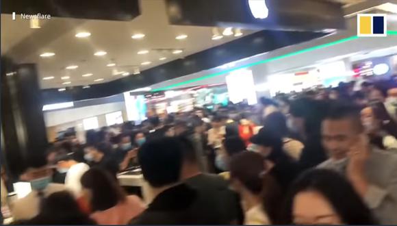 Cientos de personas hacen cola en el afán por comprar el nuevo iPhone 13 en un centro comercial de China. (Foto: captura video scmp.com)