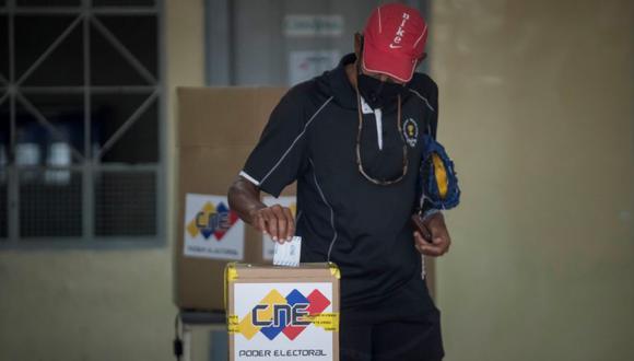 Un votante introduce su voto en una urna en un puesto de votación durante la jornada de elecciones a diputados de la Asamblea Nacional, en Caracas. EFE/ Miguel Gutiérrez