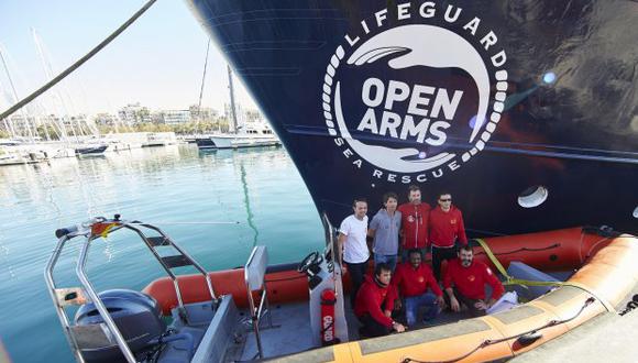 La ONG española explicó que aguardan a que llegue previsiblemente esta noche para relevarlos el barco Aquarius de las ONG SOS Méditerranée y Médicos Sin Fronteras. (Foto: EFE)