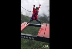 ¡Impactante desafío de altura! Mujer sorprende al cruzar puente con saltos [VIDEO]