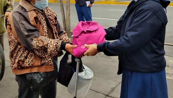La ropa de abrigo será entregada a las personas que asisten al comedor popular del Centro Pastoral Virgen de Lourdes, señaló sor Karim Arroyo, Hija de la Caridad de San Vicente de Paul.