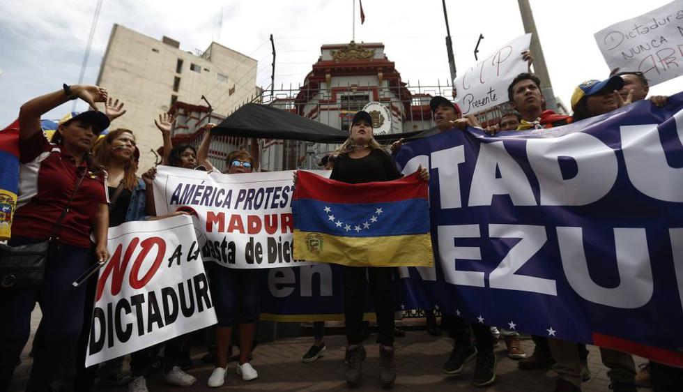 Principal opositora venezolana en Perú lideró plantón frente a la embajada de su país. (Renzo Salazar)