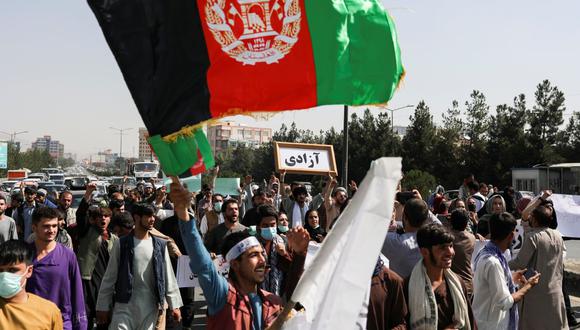 Un hombre afgano ondea la bandera del antiguo gobierno afgano durante la protesta en Kabul, el 7 de setiembre de 2021. (Reuters).