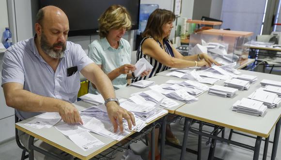 Integrantes de una mesa electoral del Instituto Ortega y Gasset, en Madrid, durante el recuento de votos tras el cierre de los colegios tras las elecciones generales celebradas en España. (EFE/J.P. Gandul).