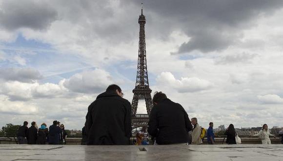 Una mujer intentó suicidarse hoy en la Torre Eiffel. (AP)