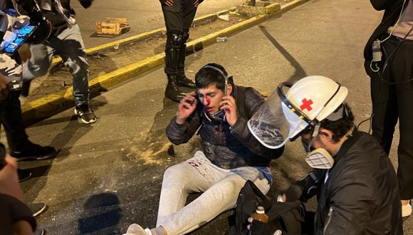 Camarógrafo fue llevado al Hospital Grau tras impacto de piedra en su cabeza. Foto: @ANP_periodistas