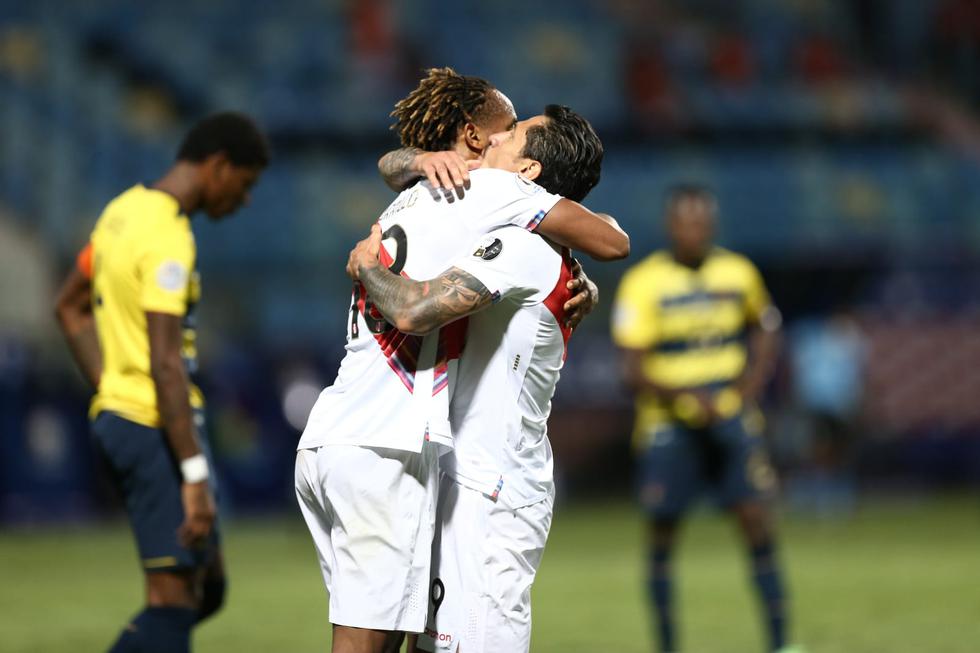 Gianluca Lapadula y André Carrillo se unen en un abrazo tras darle esperanza a Perú e imponer el empate de 2-2 ante Ecuador. (Jesús Saucedo/GEC)