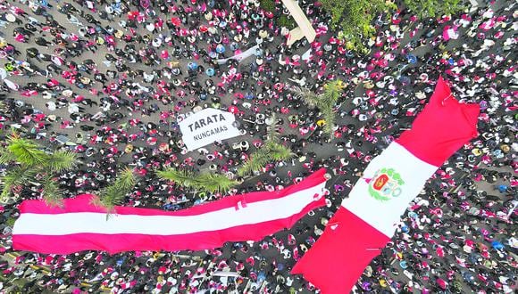 Se hicieron escuchar. En protesta contra el terrorismo, miles de peruanos tomaron las calles cercanas al parque de Miraflores. (GEC)