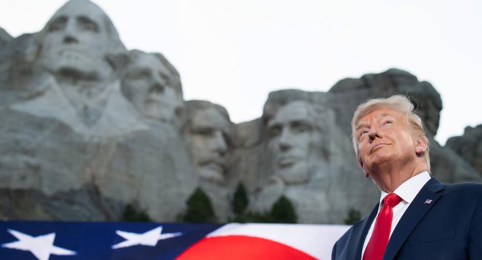 Donald Trump hace un gesto al llegar al acto por el Día de la Independencia en el Memorial Nacional Mount Rushmore en Keystone, Dakota del Sur. (Foto de SAUL LOEB / AFP).