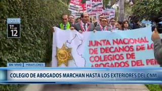 Miembros del Colegio de Abogados marchan hacia los exteriores del CNM [VIDEO]