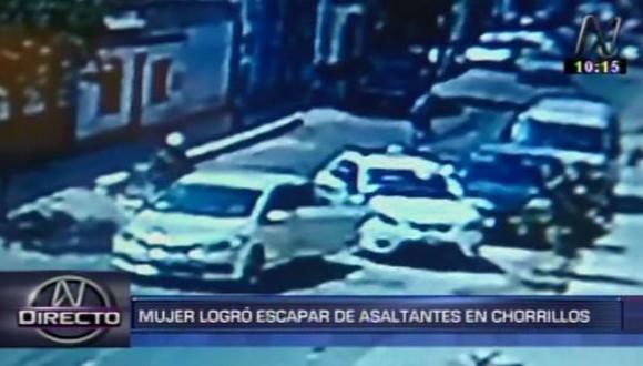 Chorrillos: Mujer logró escapar de 'marcas' poniendo su auto en reversa. (Captura de TV)