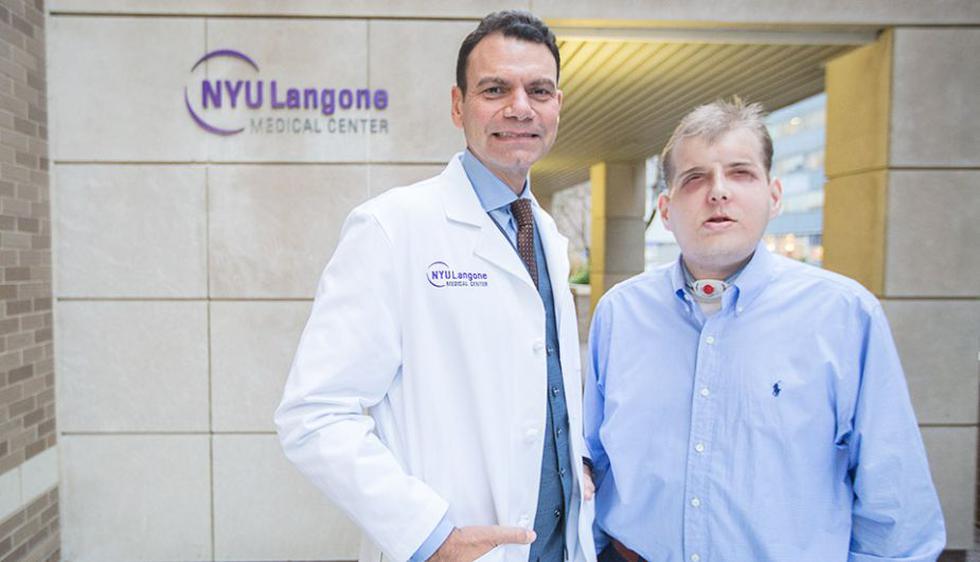 Patrick Hardison junto al médico Eduardo D. Rodriguez, quien le realizó el trasplante de rostro. (nyulangone.org)