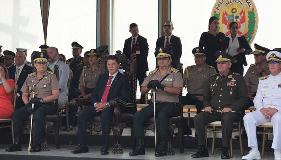 El viceministro Héctor Loayza ocupó el lugar del ministro Torres en un acto de desinterés del Ejecutivo a importante ceremonia policial.