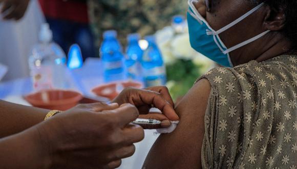 FOTO REFERENCIAL. Un médico ugandés recibe la primera inyección de la una vacuna contra el COVID-19. (Foto: Badru KATUMBA / AFP)