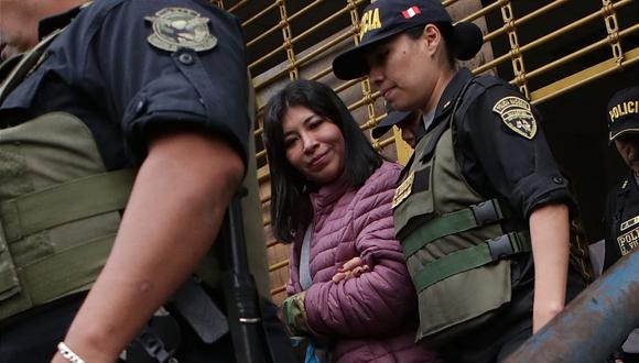 Betssy Chávez siendo trasladada por efectivos policiales tras ser detenida (Foto: GEC)