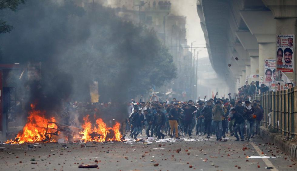 Nueva Delhi vive violentos enfrentamientos por polémica nueva ley de ciudadanía india. (Foto: Reuters)