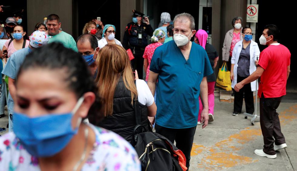 Los pacientes y el personal médico son atendidos fuera de un hospital después de un terremoto en Ciudad de México. (REUTERS/ Carlos Jasso).