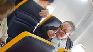 Hombre racista ataca verbalmente a anciana con la que le tocaba viajar en vuelo a Londres [VIDEO]