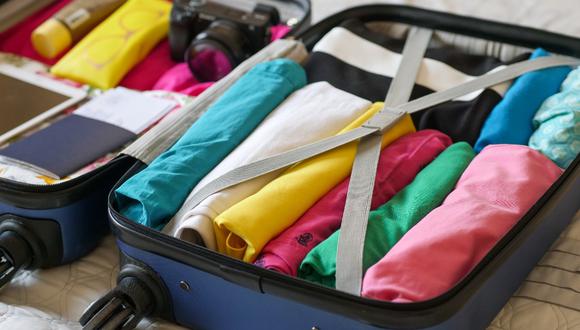 Por más que doblemos bien la ropa antes de meterla en la maleta, nunca queda sin arrugas. (Foto: Pexels)