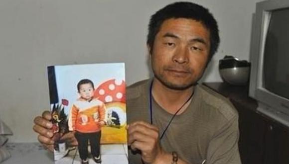 Imagen de Guo Gangtang  junto a una fotografía de su hijo. (Captura).
