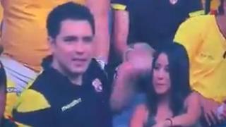 ¿Infidelidad? Mira la reacción de un hincha del Barcelona SC tras ser enfocado en la ‘Noche Amarilla’ [VIDEO]