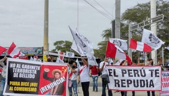 Manifestantes llegaron a los exteriores de la Universidad de Piura con pancartas y banderolas. (Foto: captura de pantalla | Facebook | Diario Correo)