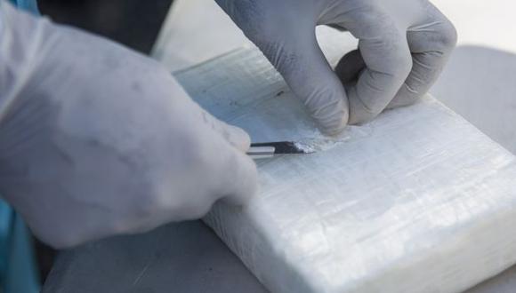 Un especialista realiza pruebas de pureza a un paquete de cocaína durante un operativo. (Foto referencial: AFP)