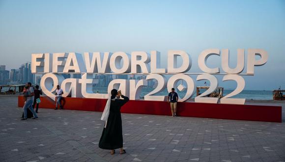 Los visitantes toman fotos con un cartel de la Copa Mundial de la FIFA en Doha el 23 de octubre de 2022, antes del torneo de fútbol de la Copa Mundial de la FIFA Qatar 2022. (Foto de Joya SAMAD / AFP)
Los visitantes toman fotos con un cartel de la Copa Mundial de la FIFA en Doha el 23 de octubre de 2022, antes del torneo de fútbol de la Copa Mundial de la FIFA Qatar 2022. (Foto de Joya SAMAD / AFP)