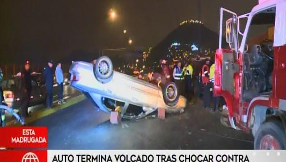 Auto terminó volcado luego de chocar con otro vehículo esta madrugada en el cruce de la avenida Abancay con el jirón Amazonas (Captura: América Noticias)