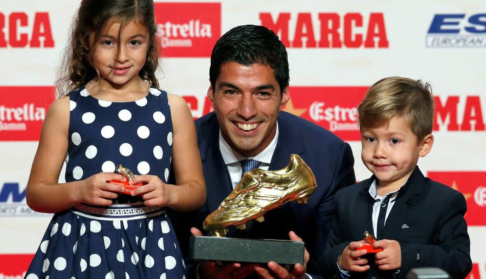 Luis Suárez recibió el premio de manos de sus hijos, Delfina y Benjamín, quienes obtuvieron una réplica en miniatura . (REUTERS)