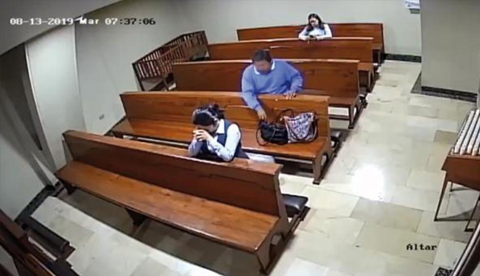 Las imágenes que muestran el robo de un hombre a una mujer mientras reza en una iglesia. El video es viral en redes sociales. (YouTube)