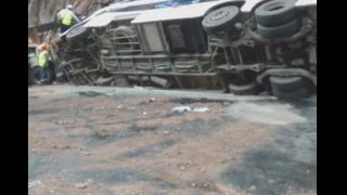 Bus impacta contra cerro y deja cinco muertos en Carretera Central [VIDEO]