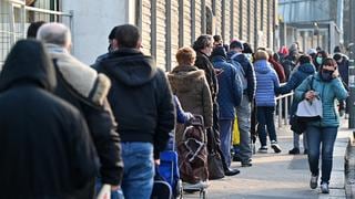 La fila interminable de “nuevos pobres” por el coronavirus en Milán 