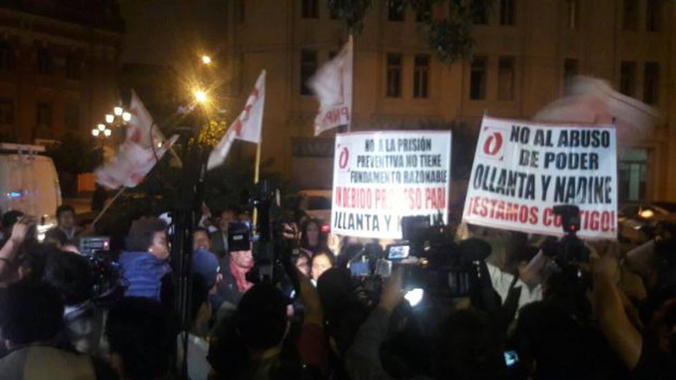 Simpatizantes a Ollanta Humala protestan en los exteriores de la Sala Penal Nacional. (Difusión)