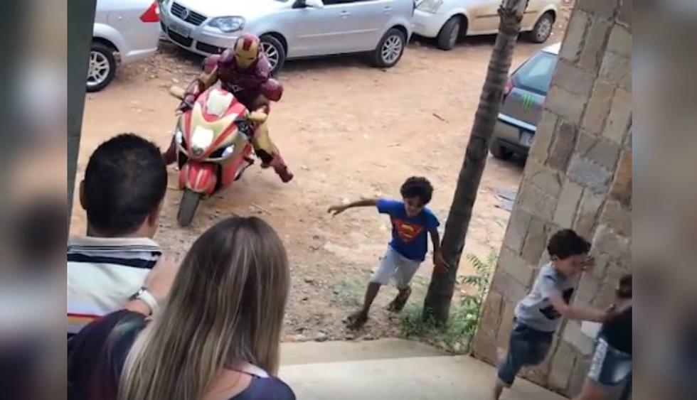 Se viralizó en Facebook el fallido ingreso de un hombre disfrazado de Iron-Man a una fiesta infantil. (Foto: Captura)