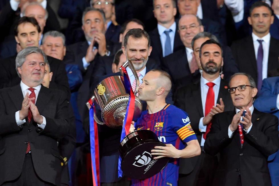 Con un gol de Andrés Iniesta, Barcelona goleó 5-0 a Sevilla este sábado y se adjudicó el título de la Copa del Rey. (AFP)