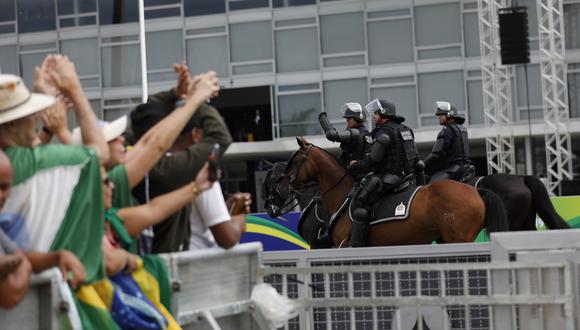 Simpatizantes se reúnen previo a la investidura de Bolsonaro. (Foto: AP)