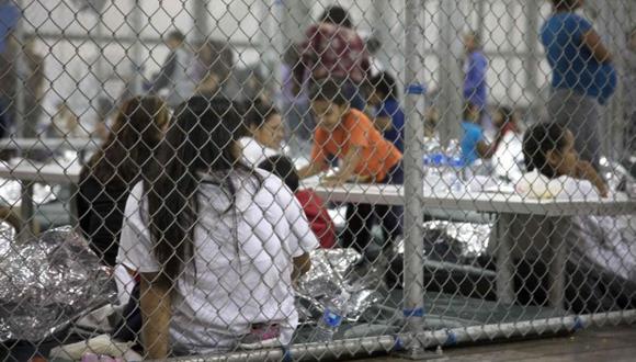 Donald Trump encerró a niños y adultos en jaulas. (AFP)