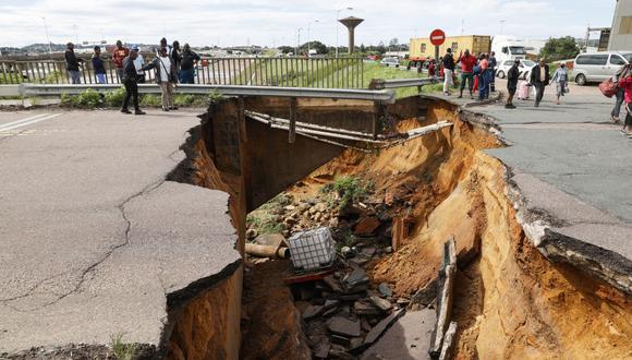 Al menos cinco personas han muerto en inundaciones y deslizamientos de tierra en la ciudad portuaria de Durban en Sudáfrica luego de fuertes lluvias en los últimos días. (Foto de RAJESH JANTILAL / AFP)